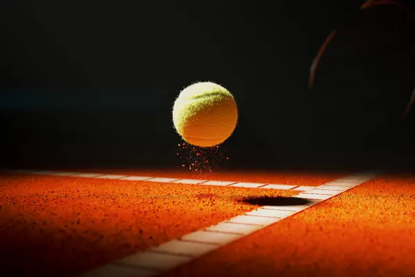 Una Palla Tennis Rimbalza Sul Campo Arancione Immagine Una Palla — Foto Stock