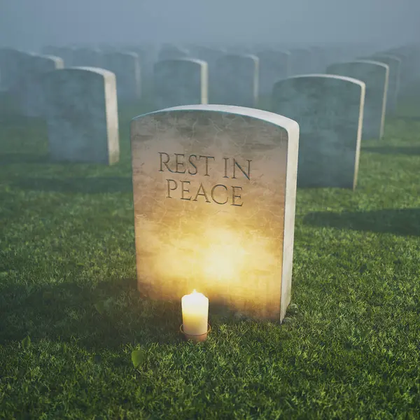 墓石は緑の草や他の墓の間で高く立っており 一本のろうそくで照らされている 霧の霧がミステリーに触れる 記憶の中で 安らかに ネクストロポリス ナイトメア — ストック写真