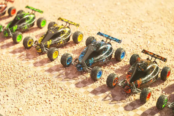 Több Színes Távirányítású Buggy Autók Várnak Egy Sorban Rajtvonalon Sivatagban — Stock Fotó