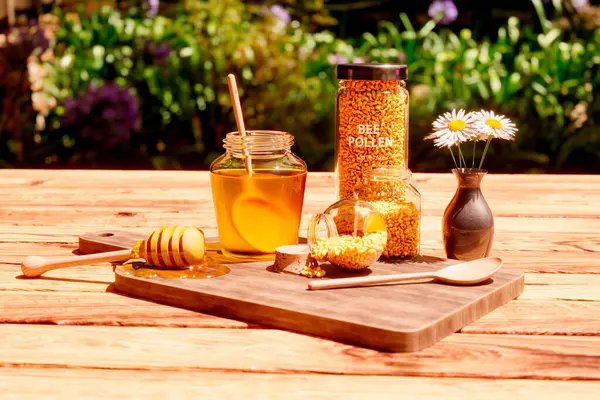 Composition Jar Honey Dipper Wooden Scoop Glass Pots Full Yellow — Stock Photo, Image