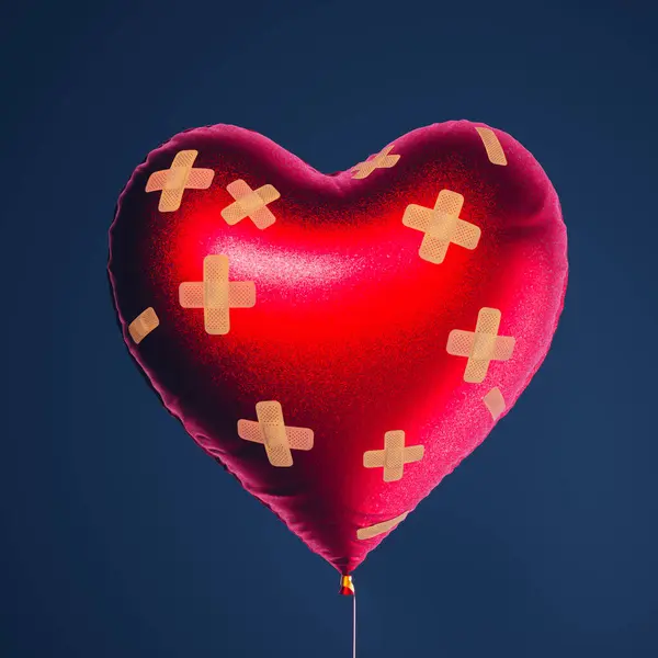 Coeur Brisé Par Des Bandages Ballon Rouge Forme Cœur Recouvert — Photo