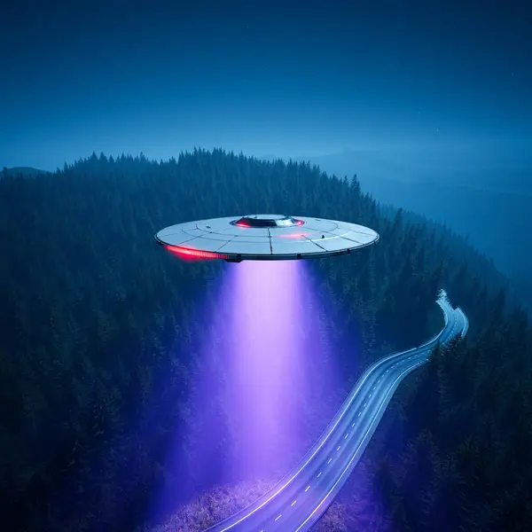 Летающая Тарелка Пришельцев Парит Над Хвойным Лесом Ночью Внеземные Пурпурные — стоковое фото