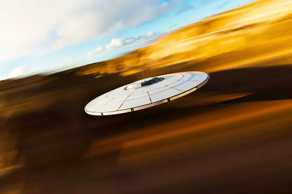 太空宇宙飞船 Ufo 在晴朗的天气中以极快的速度飞越广阔的陆地 相机装在一个外星飞碟上 地球入侵来袭 未来运输 — 图库照片