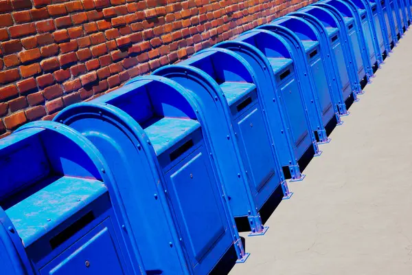 古いレンガの壁に立っている青いメールボックス 晴れた晴れた天気 郵便サービスシンボル 届けられた手紙 人とのコミュニケーションの伝統的な方法 — ストック写真