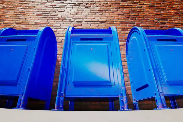 Kék Postaládák Állnak Egy Régi Téglafalnál Tiszta Napos Idő Postai — Stock Fotó
