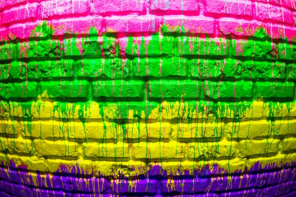 Renkli Spreyler Kullanan Parlak Neon Çizgilerle Boyanmış Bir Tuğla Duvar — Stok fotoğraf