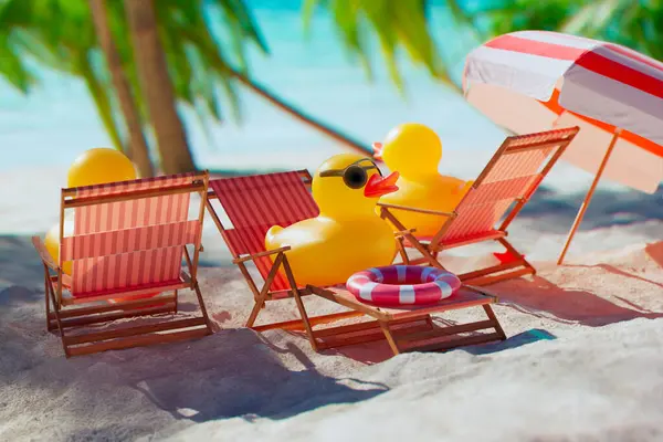 Λαστιχένια Πάπια Γυαλιά Ηλίου Στην Παραλία Χαριτωμένα Κίτρινα Παιχνίδια Μια — Φωτογραφία Αρχείου