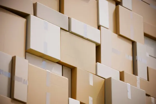一大堆纸板箱 成堆的纸箱包裹 逻辑概念 航运业务 运输服务 产品分销 后勤和交付服务的全球覆盖面 — 图库照片