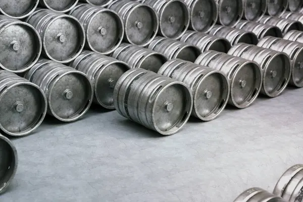 Sklad Kovových Sudů Pivo Scéna Dokonale Zachycuje Podstatu Pivovarnického Průmyslu — Stock fotografie