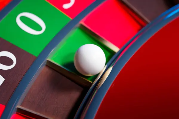 Close Shot Spinning Roulette Wheel White Ball Placed Winning Position — Stock Photo, Image