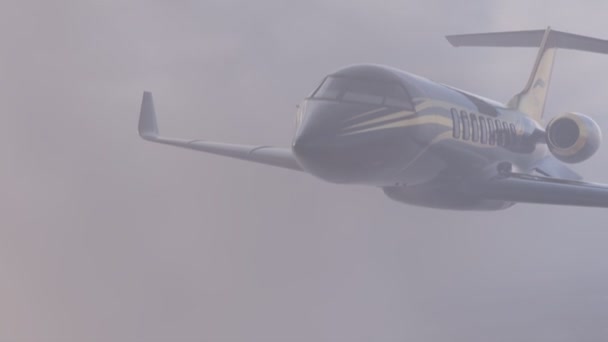 一架黑色和金色的豪华客机正舒舒服服地在厚厚的云层中巡航 从上面可以看到城市在云层的缝隙中闪烁着光芒 — 图库视频影像