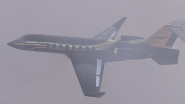 一架黑色和金色的豪华客机正舒舒服服地在厚厚的云层中巡航 从上面可以看到城市在云层的缝隙中闪烁着光芒 — 图库视频影像