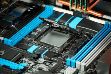 Son model merkezi işlemci ünitesini ana karta monte etme süreci. Donanım uyumluluğu, bilgisayar bakımı, DIY bilgisayar binası. Teknoloji ve elektronik. Oyun meraklısı