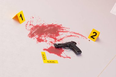 Okul koridorunda terk edilmiş bir silahın 3 boyutlu görüntüsü. Polis işaretleri ve bantlarla çevrili kan gölünün içinde. Korkunç bir okul çatışmasının kanıtı..