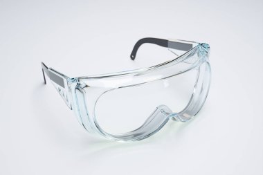 Ergonomik tasarımı ve siyah detay içeren, beyaza izole edilmiş, son derece dayanıklı, berrak güvenlik gözlükleri. Endüstriyel güvenlik ve göz koruma standartları için mükemmel tasvir.