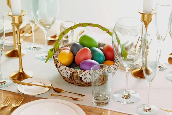 Tradiční Velikonoční Koš Plný Zakalených Vajec Při Jarní Oslavě Veselá — Stock fotografie