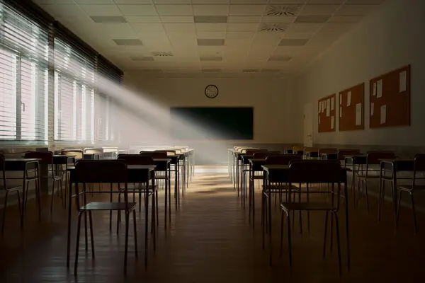 Rayos Luz Cayendo Aula Oscura Vacía Clase Enseñanza Sin Estudiantes — Foto de Stock