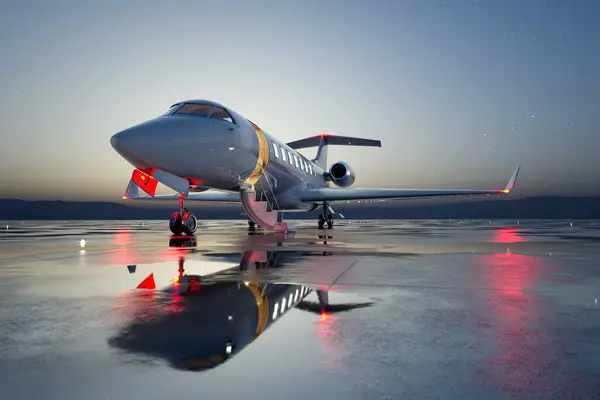 Luxurious Private Jet Gleams Reflective Wet Tarmac Twilight Backdrop Exuding — Stock Photo, Image