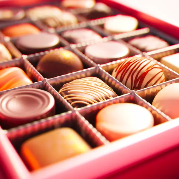 精美的设计精美的各种美味巧克力陈列在精美的红色礼品盒中 是特殊场合和庆祝活动的理想场所 — 图库照片