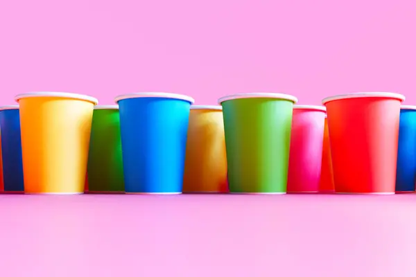 Las Copas Plástico Desechables Multicolores Perfectamente Alineadas Colocan Sobre Fondo — Foto de Stock