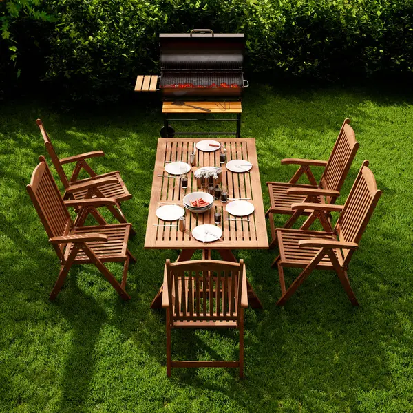木製の家具とモダンなバーベキューグリルで飾られたアウトドアダイニングスペースで きれいなヘッジャーで豪華な庭に囲まれています — ストック写真
