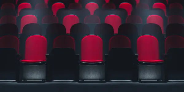 Tek Bir Kırmızı Sinema Koltuğu Spot Işıkları Altında Karanlık Bir — Stok fotoğraf