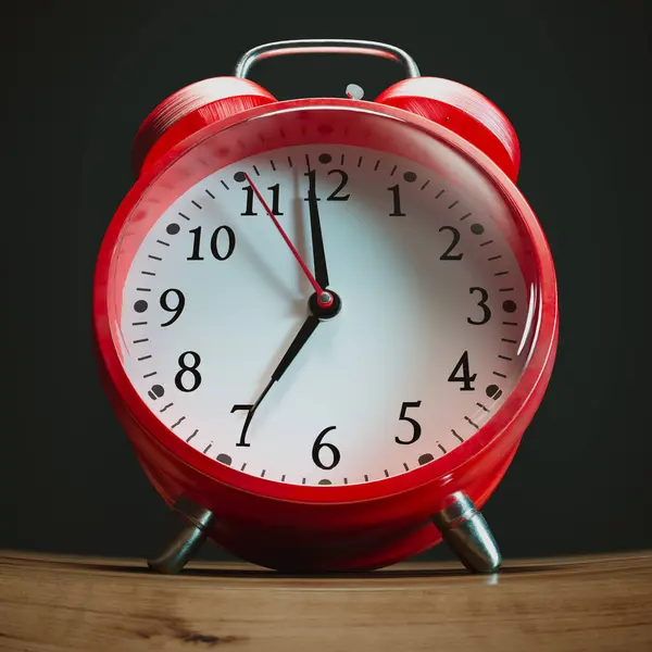 Eye Catching Red Alarm Clock Timeless Design Prominently Displaying Moody — Stock Photo, Image