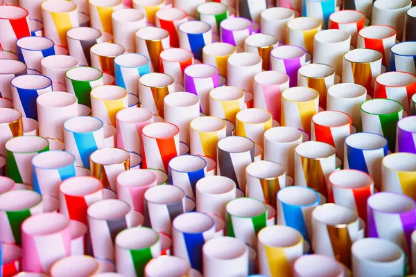 Renkli Kâğıt Ruloların Titizlikle Seçilmiş Bir Seçimi Çarpıcı Bir Ekranda Stok Resim