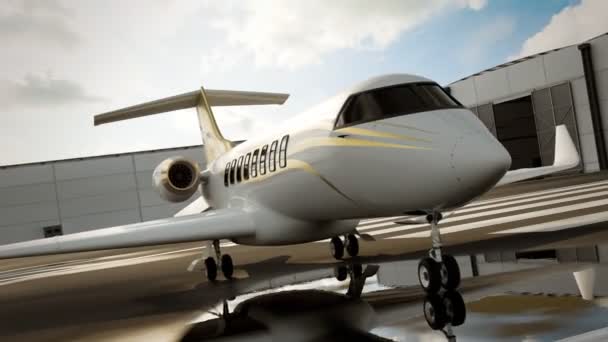 Luxusní Moderní Osobní Letadlo Bílými Zlatými Detaily Stojí Asfaltu Louži — Stock video
