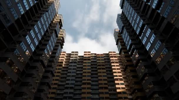 街の中心部に住む高密度を体現する タワー付きのアパートブロックに囲まれた密集した都市回廊の地上レベルの視点 — ストック動画