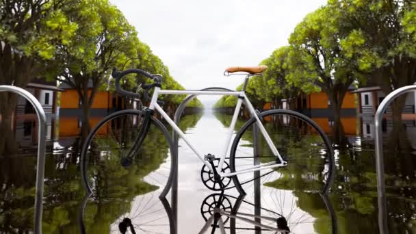 Una Bicicletta Bianca Erge Immersa Nell Acqua Alluvionale Riflettendosi Sulla — Video Stock
