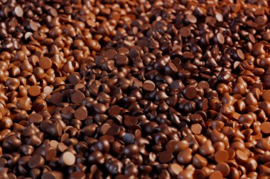 Çok çeşitli ve bol miktarda koyu ve sütlü çikolata parçacıkları içeren yakın çekim görüntüsü, aşçılık icatları, tatlılar ve hoşgörülü atıştırmalıklar için mükemmeldir..