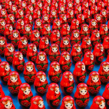 Karmaşık şekilli Rus Matrioshka bebeklerini keşfedin. Parlak boyanmış ve ustalıkla dizilmiş. Kültürel işçiliğin derinliğini gözler önüne seriyor..