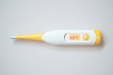 Yüksek çözünürlüklü bir dijital termometre 38.5C 'lik yüksek sıcaklığa işaret ediyor. Bu da saf beyaz zeminde potansiyel bir hastalık olduğunu gösteriyor.