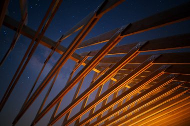 Yıldızlarla dolu bir gecenin engin duvar halısının altında parlayan ışıklarının sıcaklığıyla yıkanan esrarengiz ahşap yapı ortaya çıkar. Huşu ve sükuneti uyandırır..