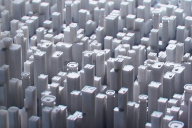 Bu resim, tek renkli oyuncak yapı taşları kullanarak hareketli bir metropolün büyüleyici bir kopyasını yakalıyor ve gerçek bir şehir siluetine çarpıcı bir benzerlik gösteriyor..