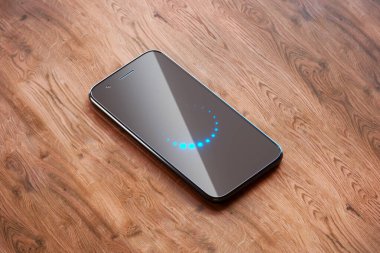 Modern bir akıllı telefon ses asistanı özelliği ile tanıtılır ve animasyon mavi arayüzle gösterilir. Tahta bir masanın üzerinde dinlenen cihaz, son teknoloji etkileşimin bir örneği..