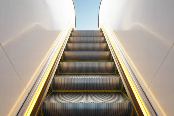 现代金属自动扶梯在现代城市建筑的动态环境中的一种美观的对称的镜头 说明建筑的威力和设计 — 图库照片