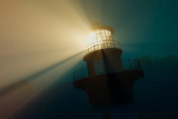 Twinkling Dusk Lighthouse Stands Maritime Sentinel Its Beams Slicing Mist — Stock Photo, Image