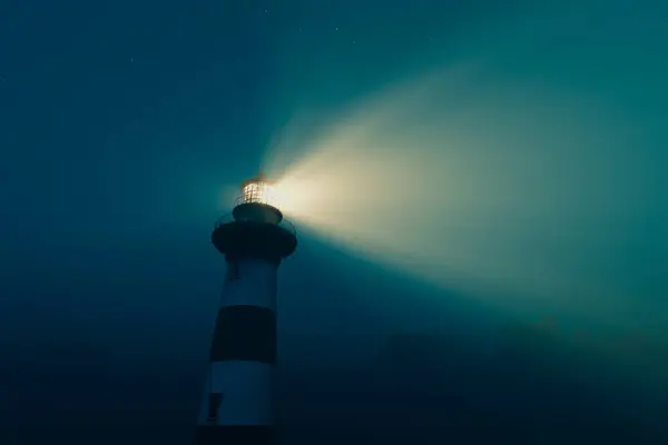 Captivating Image Lighthouse Luminous Beam Slicing Dense Night Fog Emblematic — Stock Photo, Image