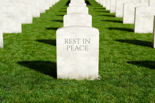Elegantly Carved White Gravestone Bearing Solemn Inscription Rest Peace Amidst — Stock Photo, Image