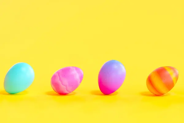 Çeşitli Boyalı Paskalya Yumurtalarının Şenlikli Düzenlemesi Güneşli Sarı Bir Zemin — Stok fotoğraf