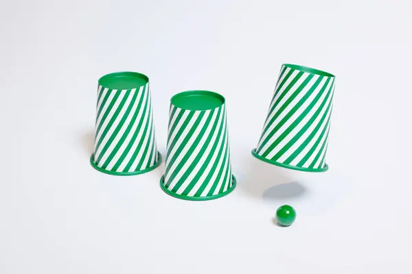 Яркие Зеленые Белые Полосатые Чашки Вверх Рядом Подходящим Мячом Белом — стоковое фото
