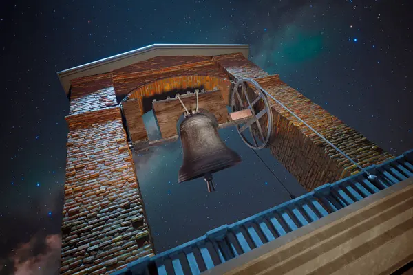 Eski Bir Çan Kulesinin Siluetini Büyüleyen Büyüleyici Bir Manzara Yıldızlı — Stok fotoğraf