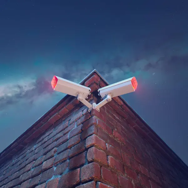 Belyst Skymning Dubbla Övervakningskameror Vaksamma Stå Vakt Röd Tegelvägg Förkroppsligar — Stockfoto