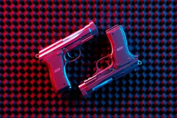 两把手枪在霓虹灯的映衬下 与深色的肉麻质感相映成趣 描绘了危险与现代美学的混合 令人目瞪口呆 — 图库照片