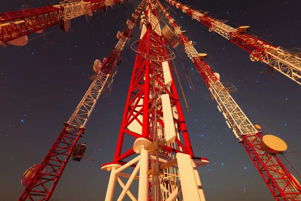 Úchvatná Noční Kompozice Zachycující Komunikační Věž Zalitou Zářivou Rudou Září — Stock fotografie