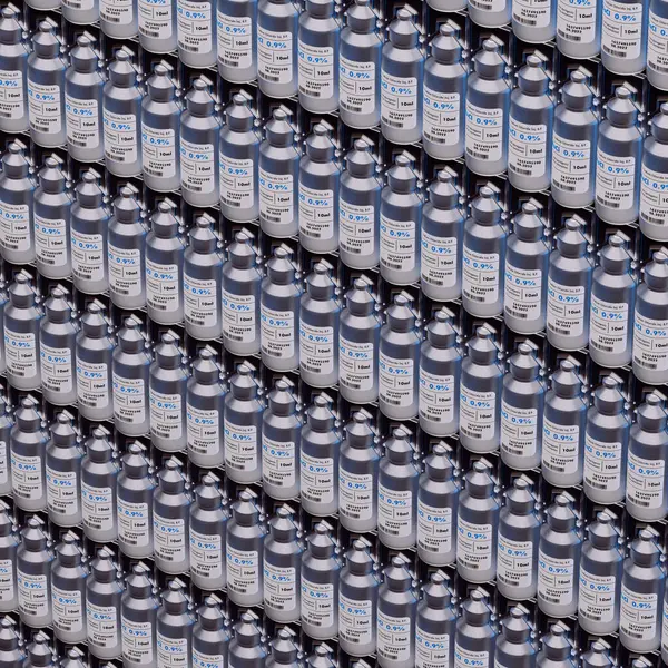 Rozległy Starannie Zorganizowany Wyświetlacz Puszek Aerozolowych Srebra Metalicznego Uderzającymi Niebieskimi — Zdjęcie stockowe