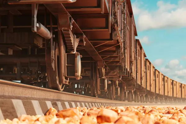 Przemysłowy Pociąg Towarowy Obciążony Ładunkiem Masowym Rudy Żelaza Podróżuje Wiejskich — Zdjęcie stockowe