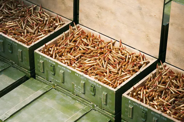 Vue Ensemble Nombreuses Caisses Munitions Militaires Vertes Débordant Calibres Variés — Photo